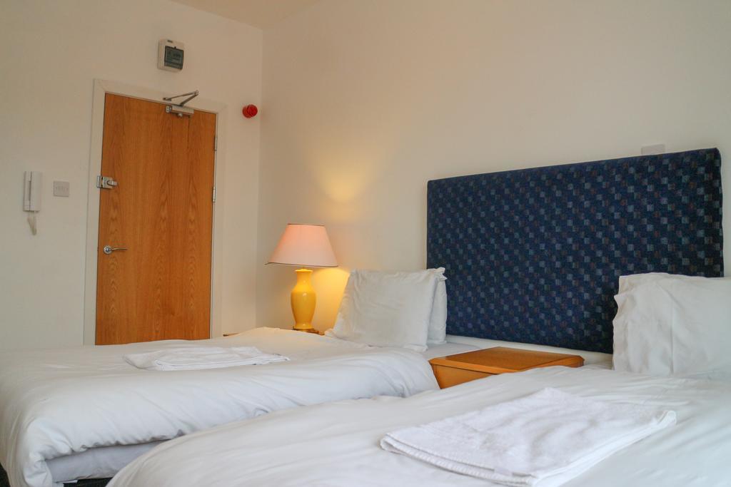 Oscar Lodge Northampton Room photo